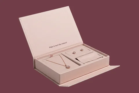 1 magnetic necklace boxes